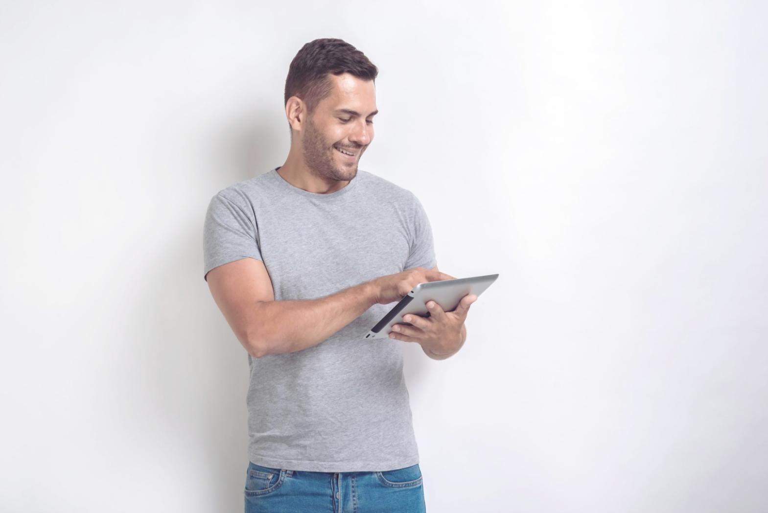 Profesionales analizando datos financieros en un entorno colaborativo