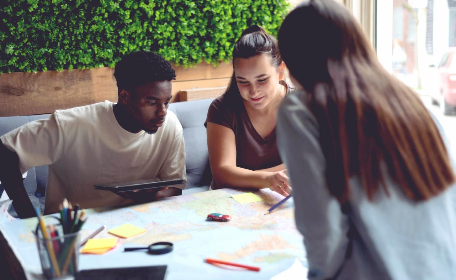 Sesión de formación financiera con instructor experto